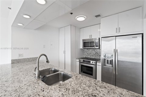 Condo in North Bay Village, Florida, 2 bedrooms  № 2047657 - photo 10