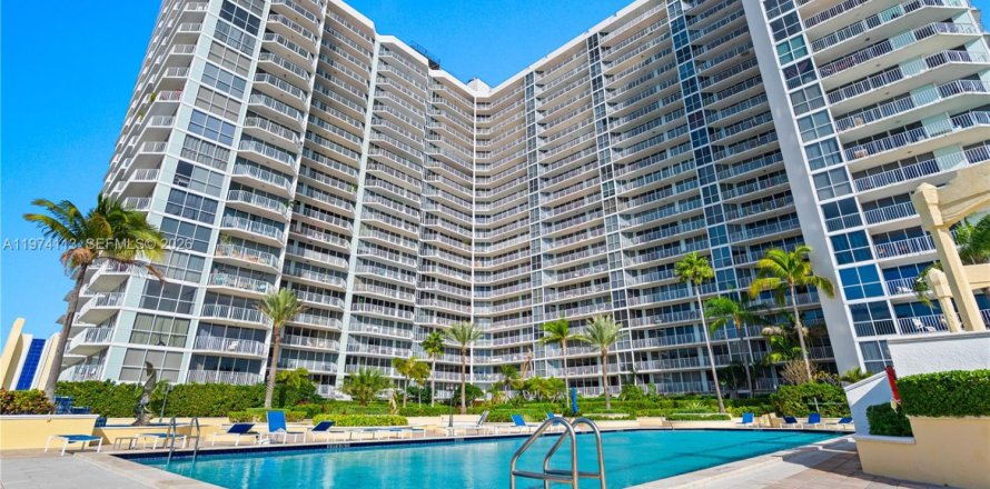 Condo in North Bay Village, Florida, 2 bedrooms  № 2047657