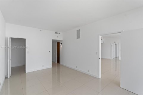 Condo in North Bay Village, Florida, 2 bedrooms  № 2047657 - photo 15