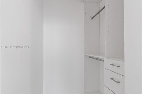 Condo in North Bay Village, Florida, 2 bedrooms  № 2047657 - photo 22