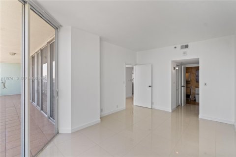 Condo in North Bay Village, Florida, 2 bedrooms  № 2047657 - photo 16