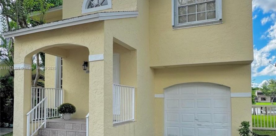 House in Pembroke Pines, Florida 3 bedrooms, 138.8 sq.m. № 2018224