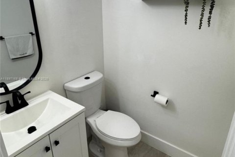 House in Pembroke Pines, Florida 3 bedrooms, 138.8 sq.m. № 2018224 - photo 9