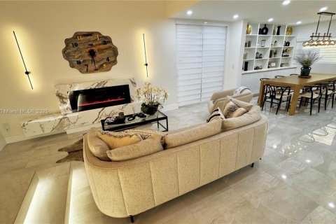 House in Pembroke Pines, Florida 3 bedrooms, 138.8 sq.m. № 2018224 - photo 2