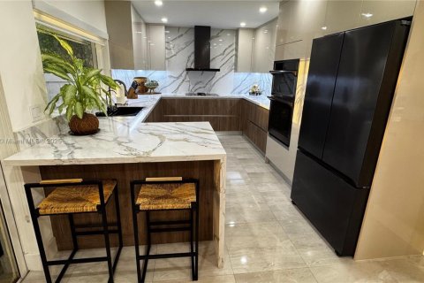 House in Pembroke Pines, Florida 3 bedrooms, 138.8 sq.m. № 2018224 - photo 4