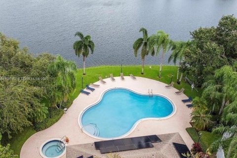 House in Pembroke Pines, Florida 3 bedrooms, 138.8 sq.m. № 2018224 - photo 12