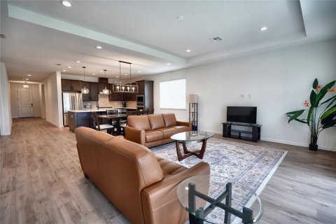 House in Apopka, Florida 4 bedrooms, 216.56 sq.m. № 2396185 - photo 4