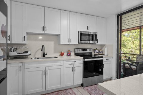 Condo in Miami, Florida, 3 bedrooms  № 2004620 - photo 24