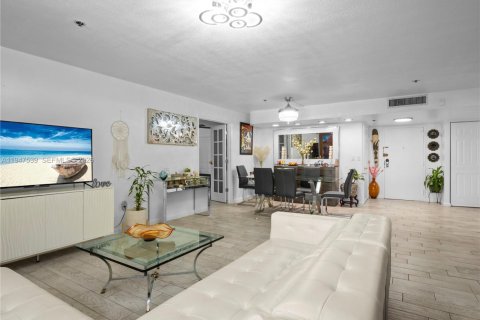 Condo in Miami, Florida, 3 bedrooms  № 2004620 - photo 26