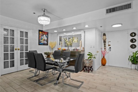 Condo in Miami, Florida, 3 bedrooms  № 2004620 - photo 16
