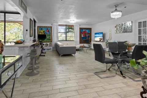 Condo in Miami, Florida, 3 bedrooms  № 2004620 - photo 13