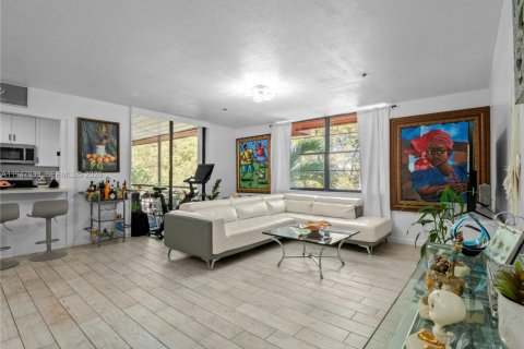 Condo in Miami, Florida, 3 bedrooms  № 2004620 - photo 29