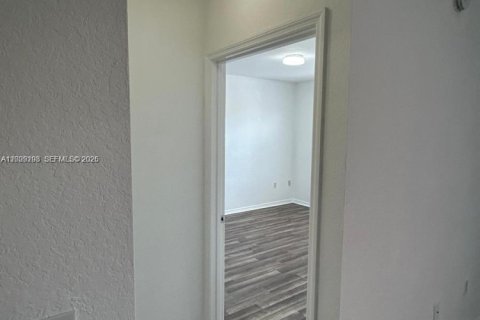 Condo in North Lauderdale, Florida, 1 bedroom № 2073324 - photo 11
