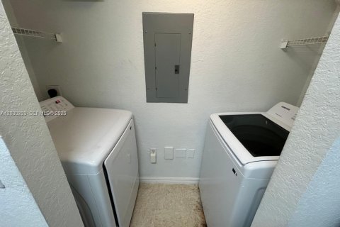 Condo in North Lauderdale, Florida, 1 bedroom № 2073324 - photo 17