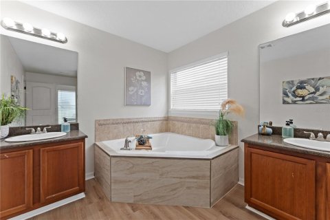 Villa ou maison à vendre à New Port Richey, Floride: 4 chambres, 265.51 m2 № 2354452 - photo 17