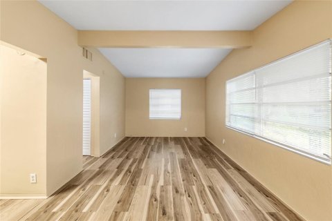 Villa ou maison à louer à Saint Petersburg, Floride: 2 chambres, 114.36 m2 № 2415466 - photo 9