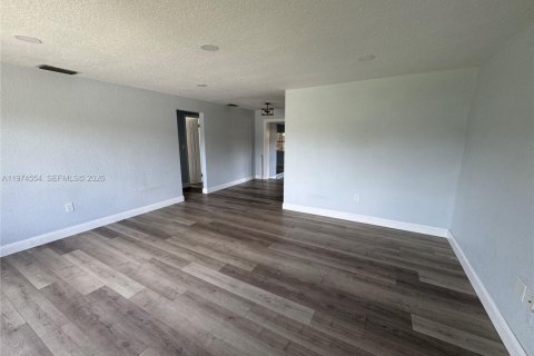 Снять в аренду виллу или дом в Санрайз, Флорида 2 спальни, 88.72м2, № 2041267 - фото 2