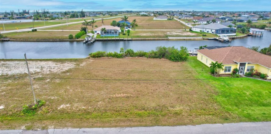Terrain à Cape Coral, Floride № 2081549
