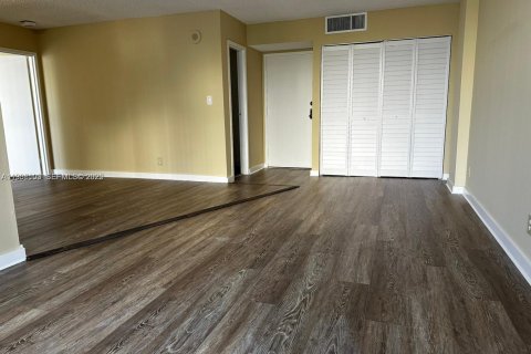 Condo in Sunny Isles Beach, Florida, 1 bedroom  № 1994176 - photo 5