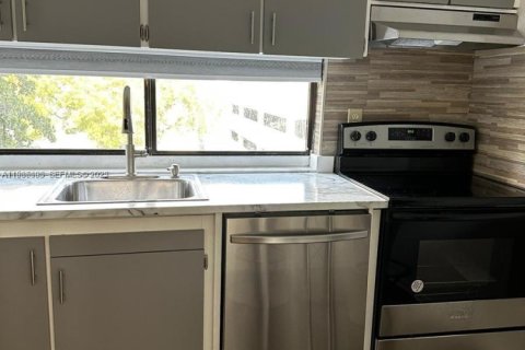 Condo in Sunny Isles Beach, Florida, 1 bedroom  № 1994176 - photo 6