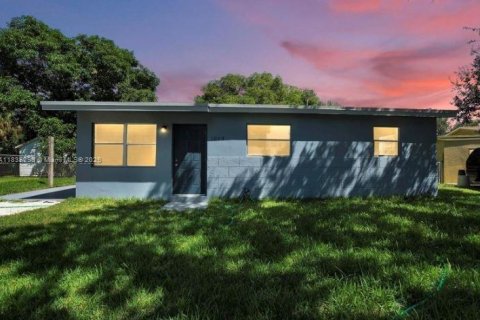 House in Fort Lauderdale, Florida 3 bedrooms, 83.61 sq.m. № 1830156 - photo 1