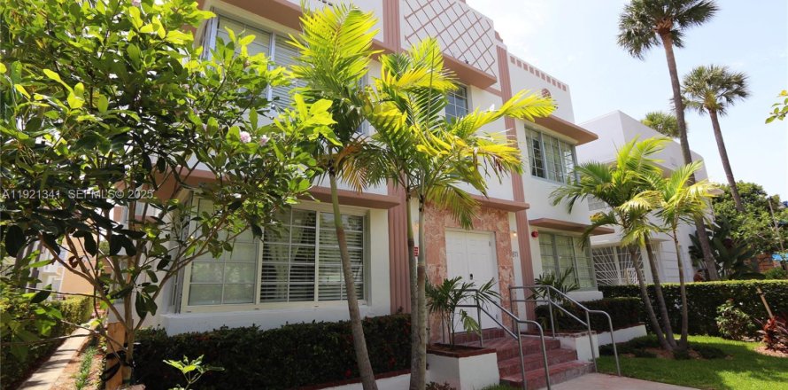 Condominio en Miami Beach, Florida, 2 dormitorios  № 1992778