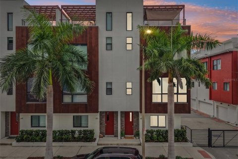 Adosado en venta en Saint Petersburg, Florida, 3 dormitorios, 194.07 m2 № 1835278 - foto 1
