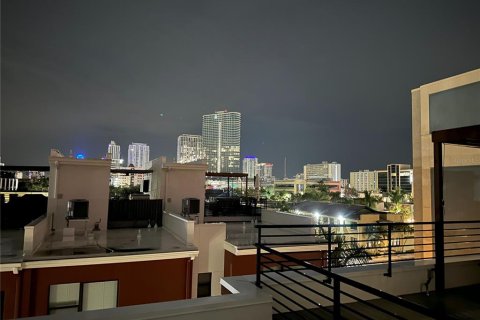 Adosado en venta en Saint Petersburg, Florida, 3 dormitorios, 194.07 m2 № 1835278 - foto 2
