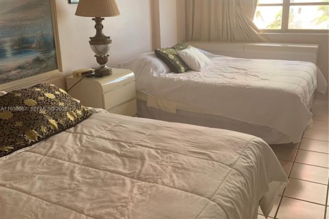 Condominio en alquiler en Sunny Isles Beach, Florida, 38.09 m2 № 1996782 - foto 2