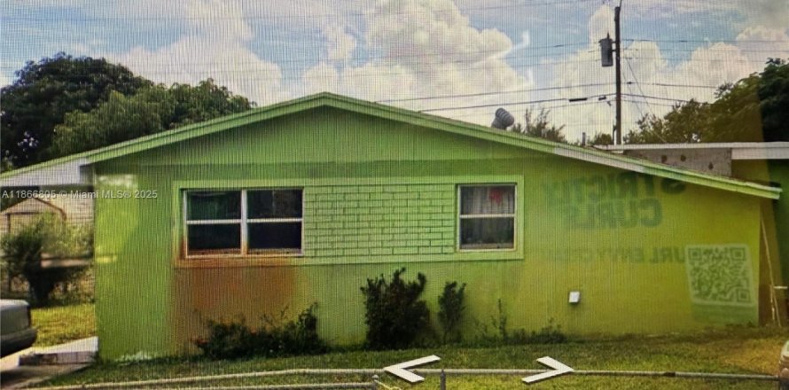 Villa ou maison à Miami Gardens, Floride 4 chambres, 135.82 m2 № 2014648