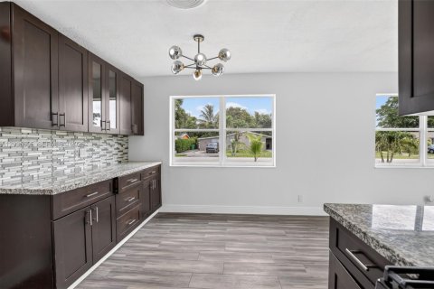 House in Sunrise, Florida 3 bedrooms, 105.54 sq.m. № 2244233 - photo 13