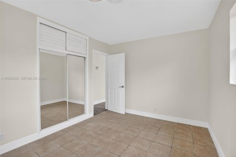 House in Sunrise, Florida 3 bedrooms, 105.54 sq.m. № 2244233 - photo 25