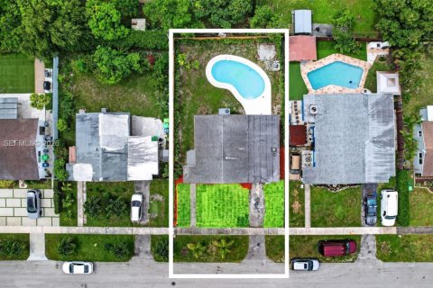House in Sunrise, Florida 3 bedrooms, 105.54 sq.m. № 2244233 - photo 2
