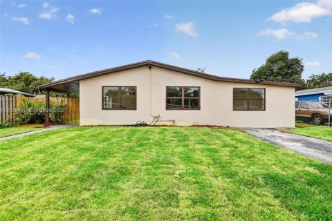 House in Sunrise, Florida 3 bedrooms, 105.54 sq.m. № 2244233 - photo 3