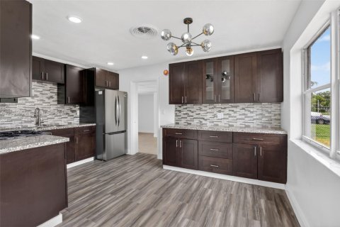 House in Sunrise, Florida 3 bedrooms, 105.54 sq.m. № 2244233 - photo 10