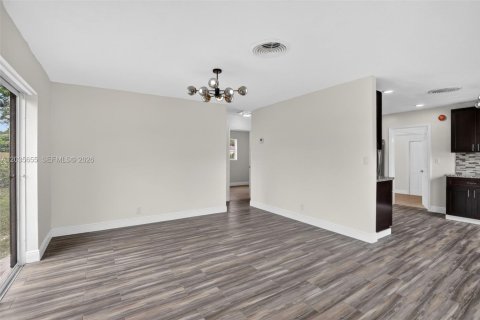 House in Sunrise, Florida 3 bedrooms, 105.54 sq.m. № 2244233 - photo 6