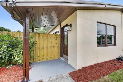House in Sunrise, Florida 3 bedrooms, 105.54 sq.m. № 2244233 - photo 5