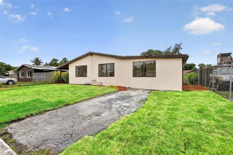 House in Sunrise, Florida 3 bedrooms, 105.54 sq.m. № 2244233 - photo 4