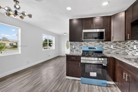 House in Sunrise, Florida 3 bedrooms, 105.54 sq.m. № 2244233 - photo 14