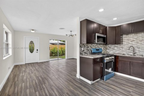 House in Sunrise, Florida 3 bedrooms, 105.54 sq.m. № 2244233 - photo 11