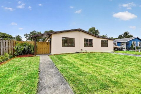 House in Sunrise, Florida 3 bedrooms, 105.54 sq.m. № 2244233