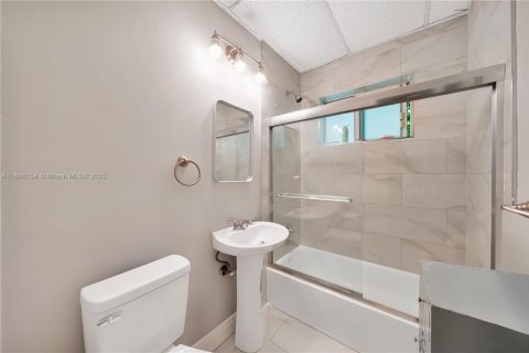 House in Miami, Florida 3 bedrooms, 104.05 sq.m. № 1948910 - photo 16