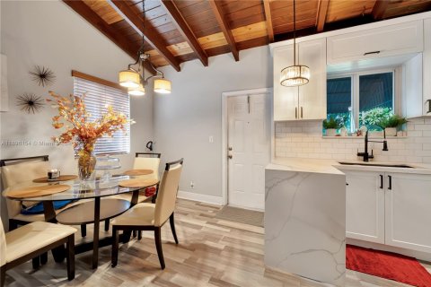 House in Miami, Florida 3 bedrooms, 104.05 sq.m. № 1948910 - photo 10