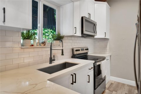House in Miami, Florida 3 bedrooms, 104.05 sq.m. № 1948910 - photo 11