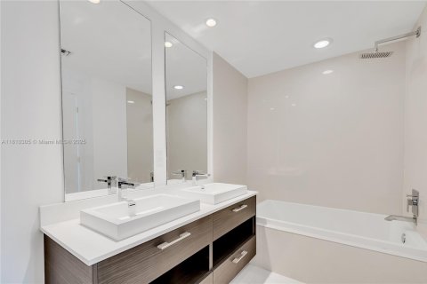 Condo in Miami, Florida, 1 bedroom  № 1753148 - photo 11