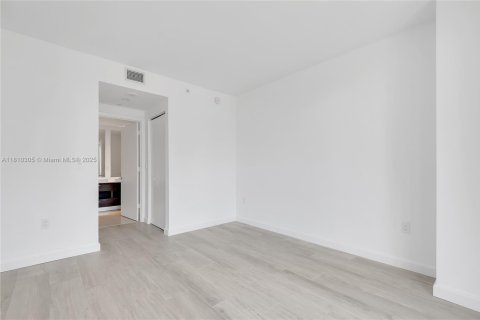 Condo in Miami, Florida, 1 bedroom  № 1753148 - photo 9