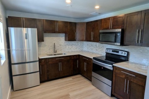 Снять в аренду виллу или дом в Майами, Флорида 3 спальни, 177.07м2, № 1950276 - фото 3