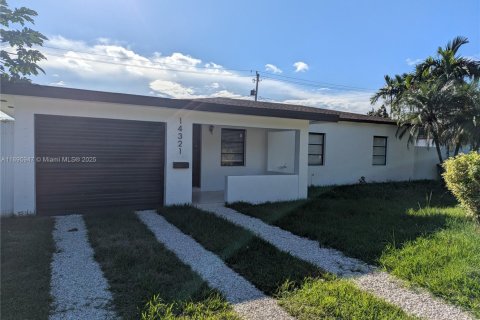 Снять в аренду виллу или дом в Майами, Флорида 3 спальни, 177.07м2, № 1950276 - фото 1