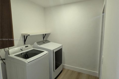 Снять в аренду виллу или дом в Майами, Флорида 3 спальни, 177.07м2, № 1950276 - фото 13