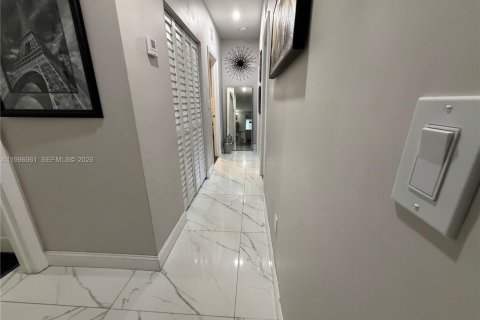 Casa en venta en Hollywood, Florida, 3 dormitorios, 122.26 m2 № 2058747 - foto 2